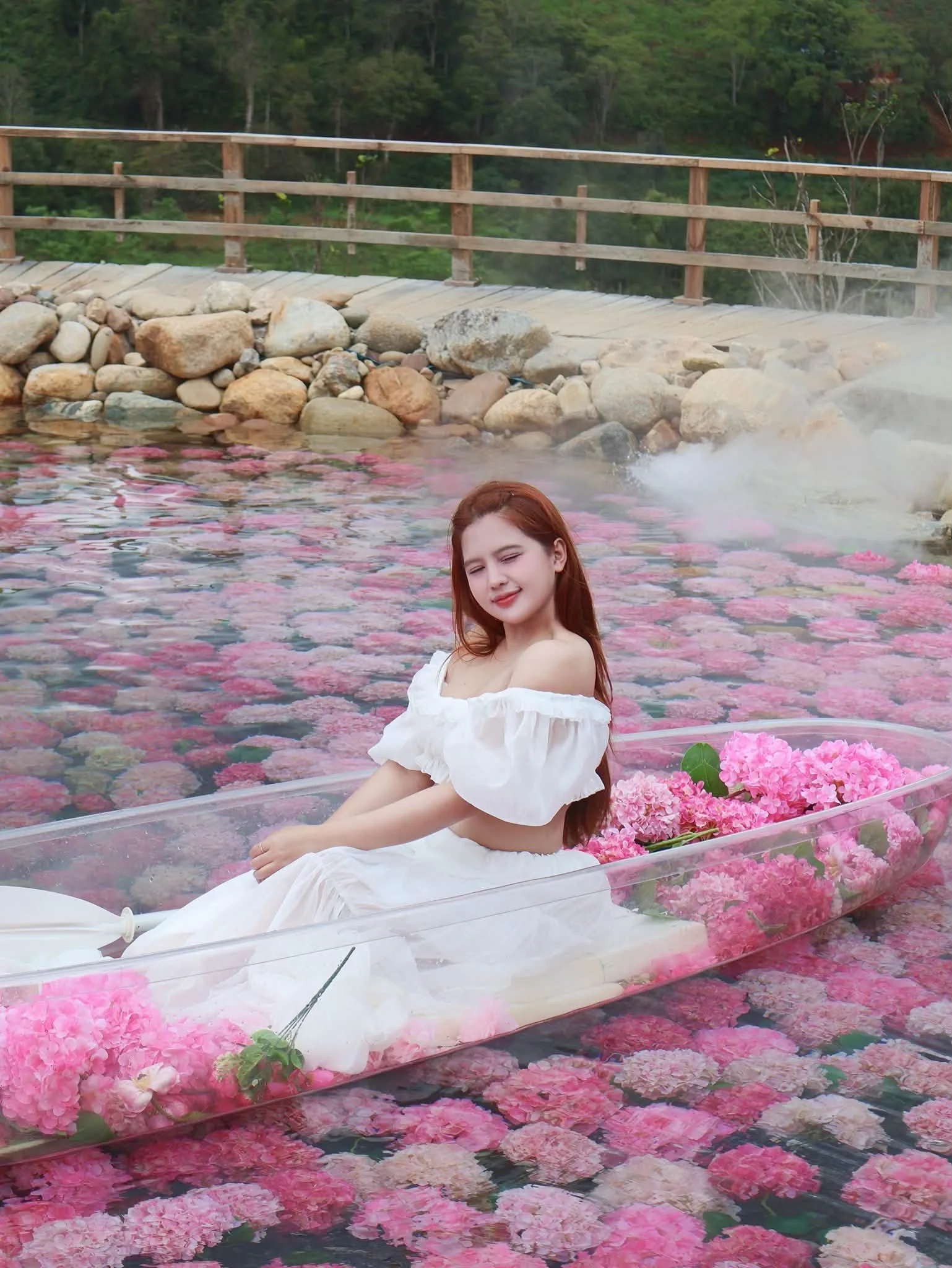 Không gian ăn uống ấm cúng tại Pine Hill Retreat Măng Đen