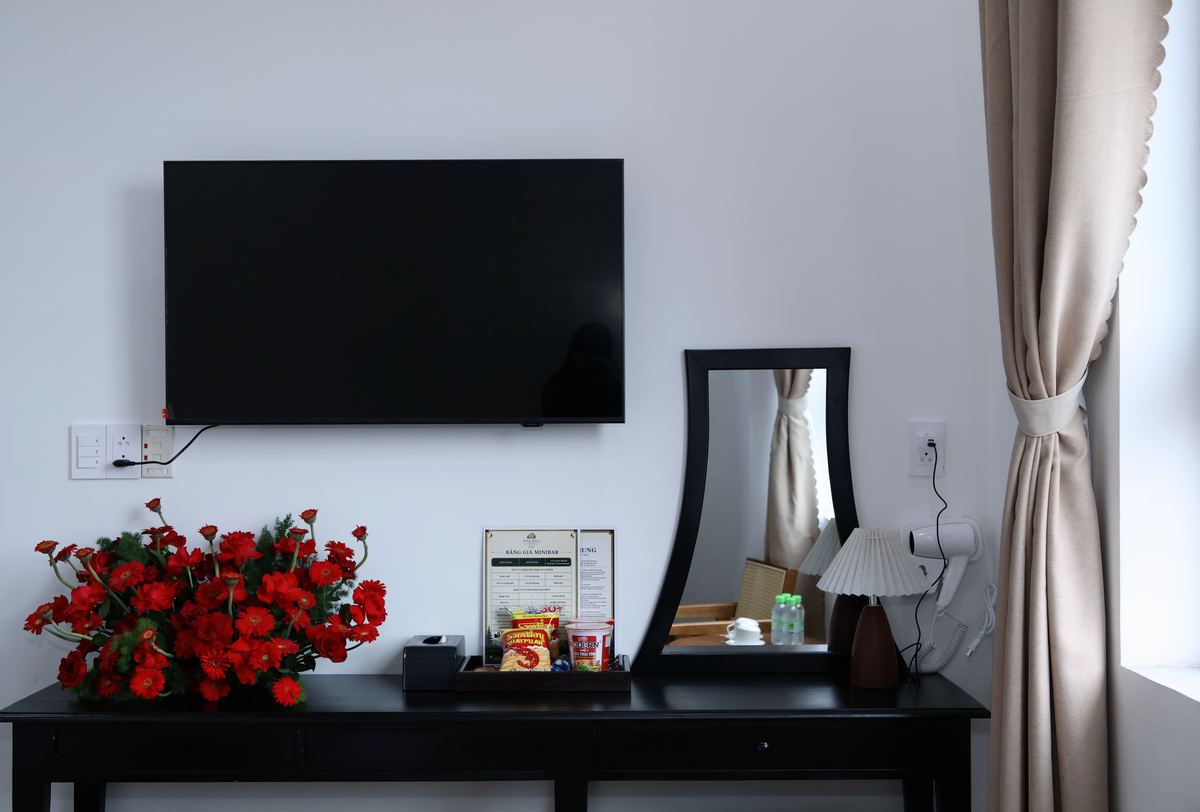 TV màn hình phẳng trong phòng